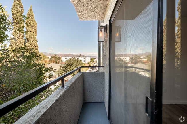 1BR, 1BA - 650SF - Balcony - 11817 Victory Blvd