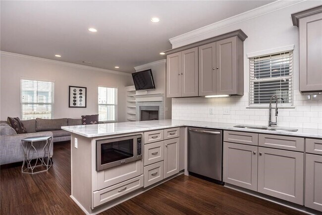 Building Photo - 6516 W Pleasant Way