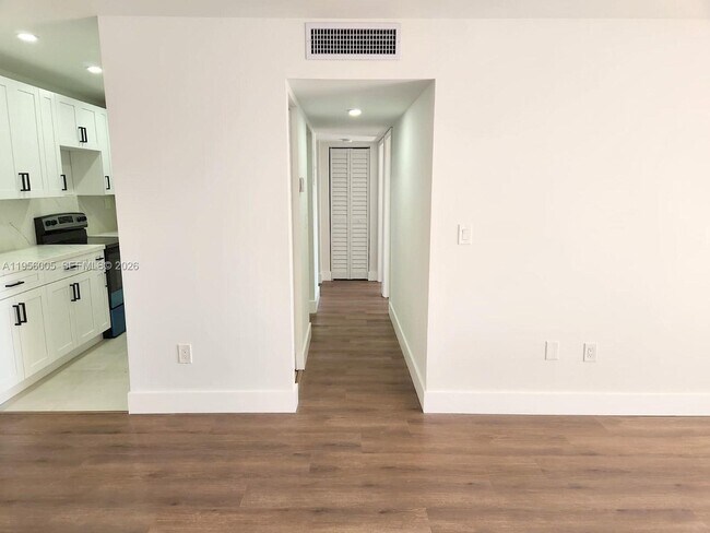 Foto del edificio - 295 NW 72nd Ave