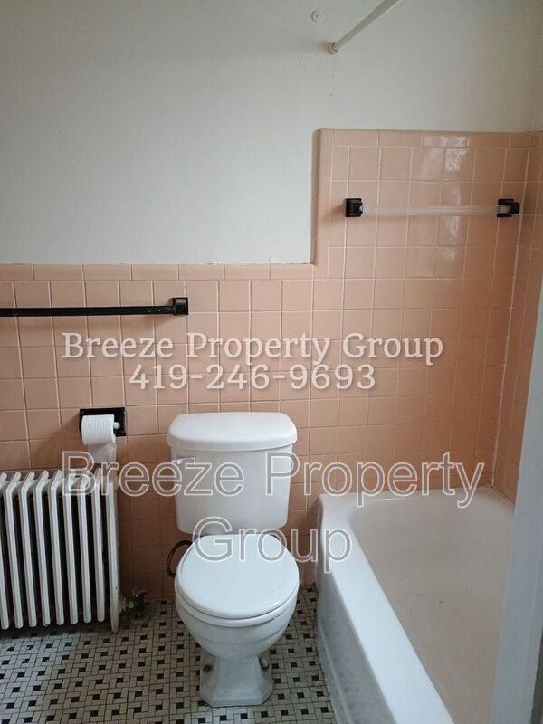 Foto del edificio - 2445 W Bancroft St