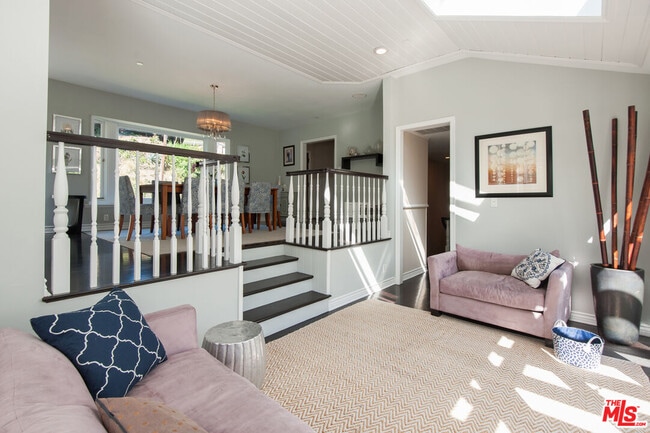 Foto del edificio - 7120 Pacific View Dr