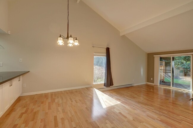 Building Photo - Amazing Bridle Trails 3BR 1.75BA Townhome ...