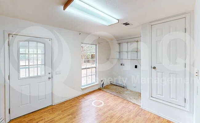 Building Photo - 520 Iris Dr