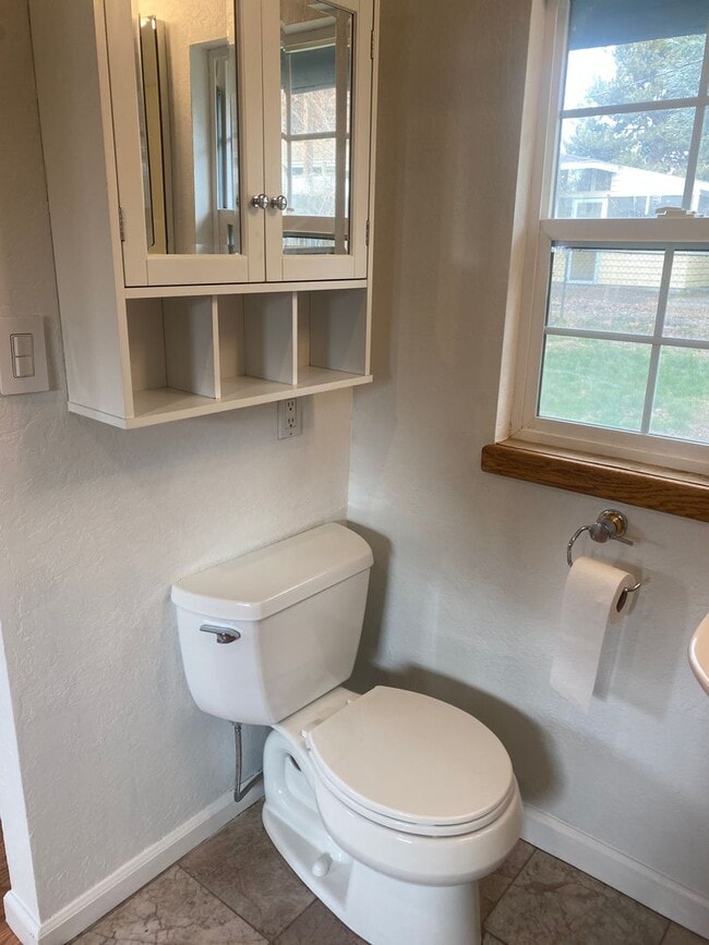 Building Photo - Beautiful Cottage  Studio in desirable NW ...