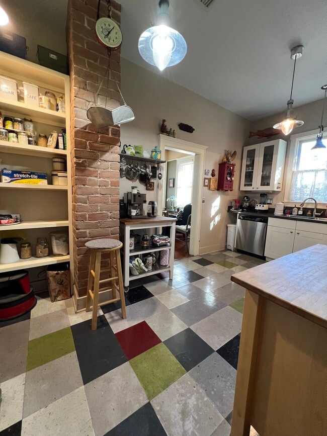 Building Photo - 901 N 3rd Ave