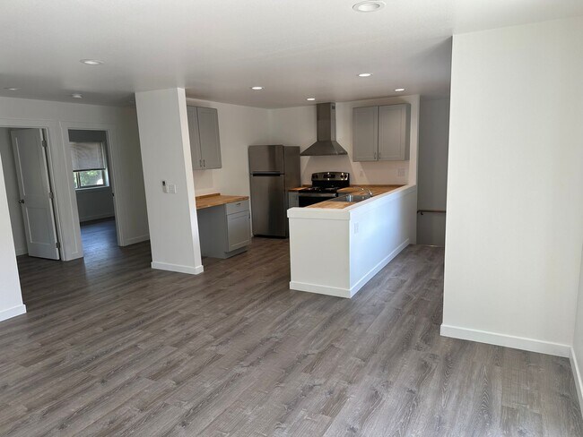 Foto del edificio - Almost new 3 bedroom, 3 bath Townhome
