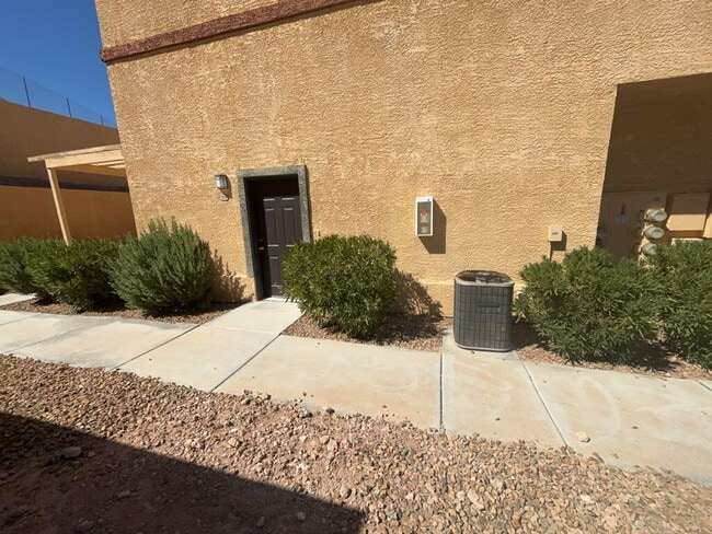 Building Photo - Spacious 3-Bed / 2.5 Bath Oasis: Modern Living in the Heart of Las Vegas!