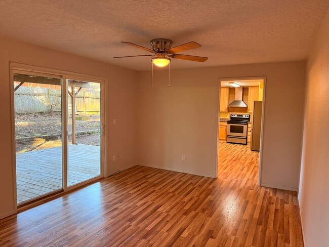 Building Photo - Super Cute Ranch Style 3 Bedroom 2 Bathroom Home!! Bright Kitchen! Fenced Backyard! Garage!