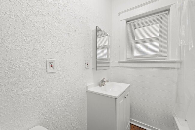 Building Photo - 2207 E 24th Ter