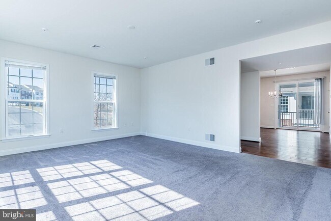Building Photo - 1338 Saxton Wy