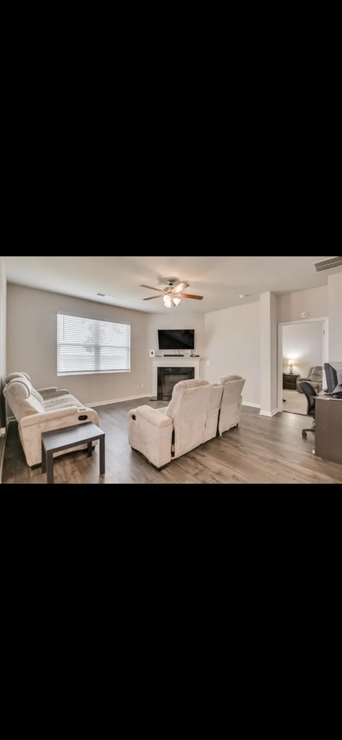 Foto del edificio - Cozy 4bedroom Home