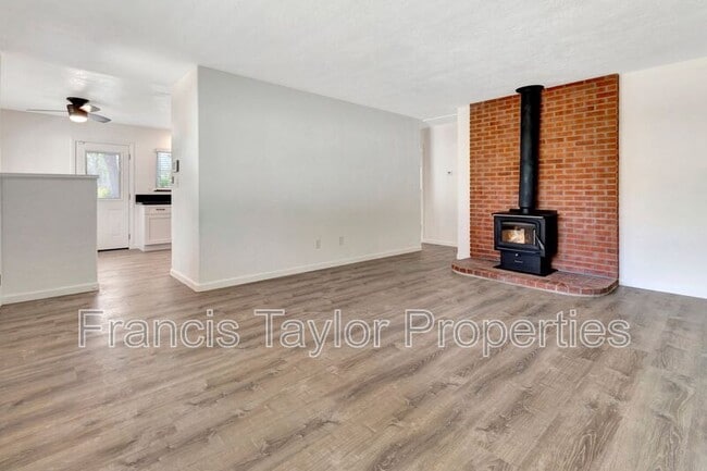 Building Photo - 525 Smilax Rd