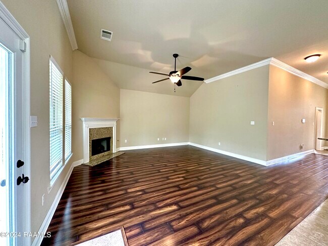 Building Photo - 114 Clover Leaf Dr