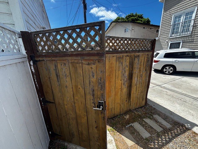 La lavandería está ubicada en el edificio donde está estacionado el auto blanco. - 1814 Pacific Beach Dr