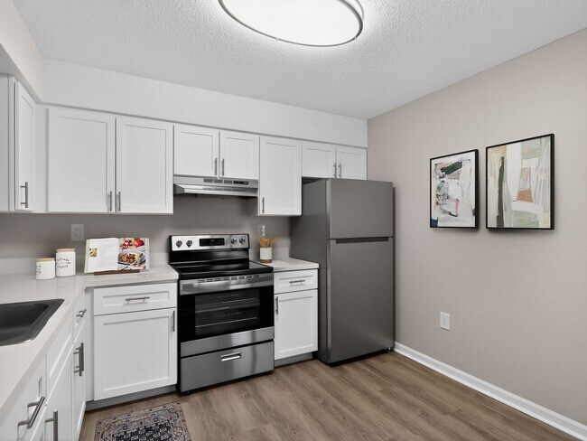 Bienvenidos a The Residences at Talcott, donde el diseño moderno se une a la comodidad. Nuestras amplias cocinas cuentan con electrodomésticos de acero inoxidable y elegantes acabados, ideales para los amantes de la cocina. Mejore su estilo de vida hoy mismo: ¡programe una visita! - The Residences at Talcott, an Eagle Rock Community