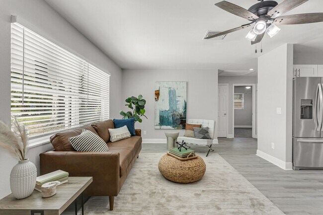 Foto del edificio - Coming Soon! - Beautifully Renovated Large...