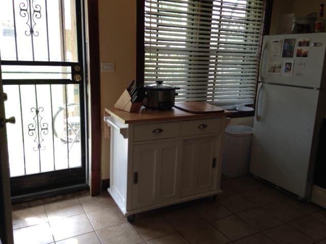 Building Photo - 1832 N Marshfield Ave