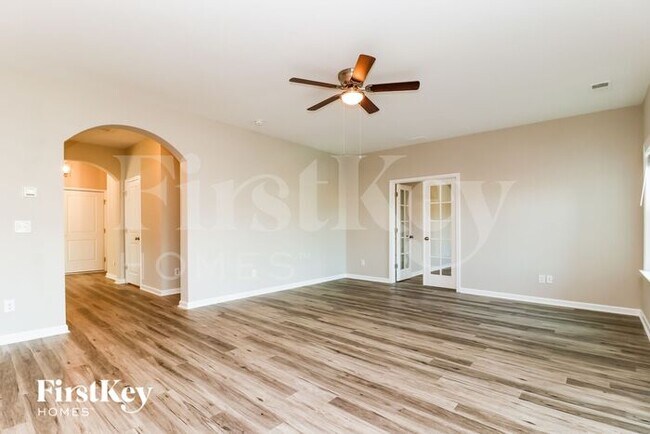 Building Photo - 244 Saxony Loop