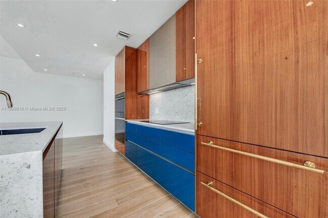 Foto del edificio - 2678 Tigertail Ave