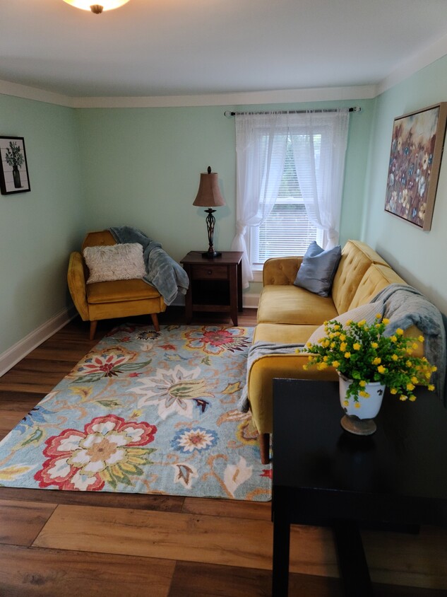Sala de estar - 2106 Chatham St