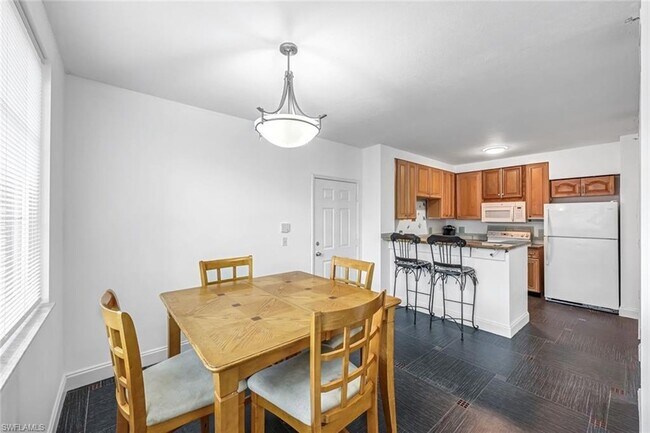 Foto del edificio - 1220 Reserve Way