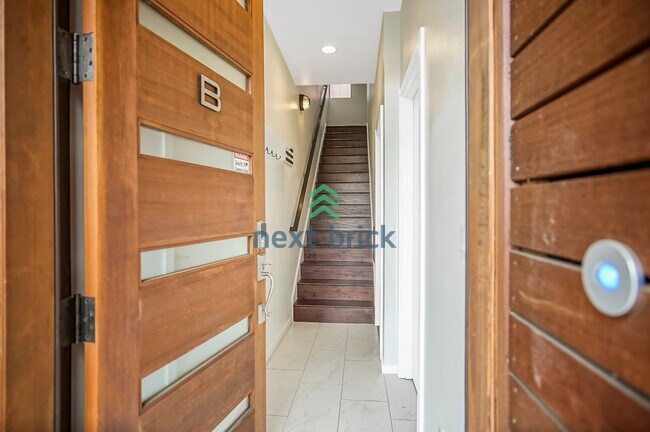 Foto del edificio - 2 BED & 1.5 BATH TOWNHOME FOR RENT