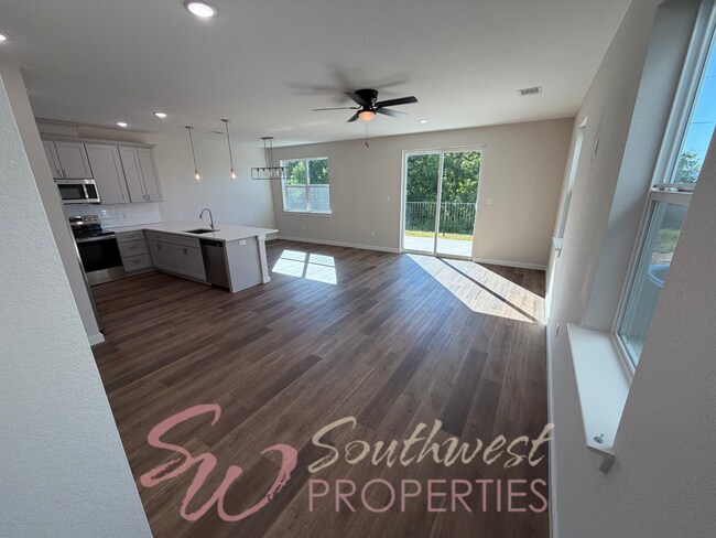 Foto del edificio - FOUR bedroom townhouse. Off campus living with easy, close to campus style!