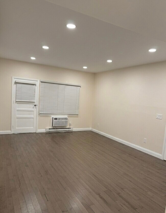 Foto del edificio - 100 Pierson Miller Dr