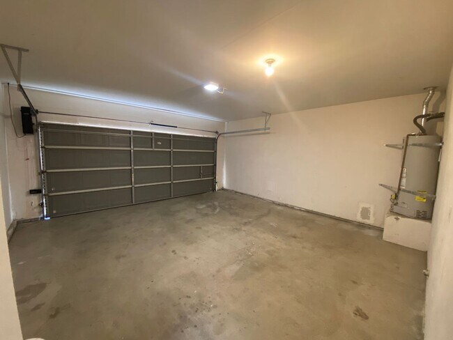 Building Photo - SE Visalia home Available Now!