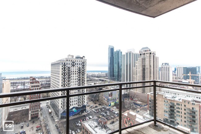Foto del edificio - SOUTH LOOP: Floor to Ceiling Windows