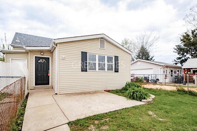 Foto del edificio - 765 Regina Ave