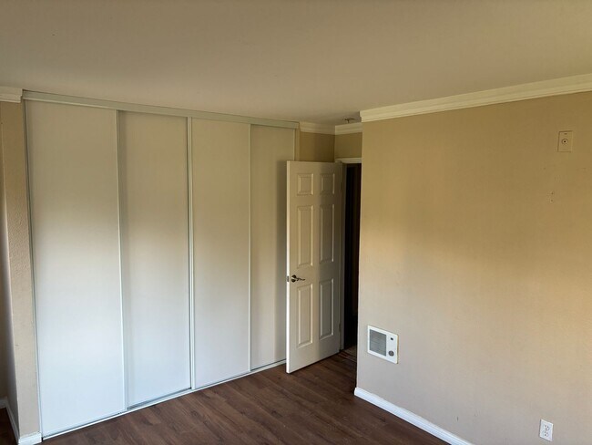 Building Photo - 2 BEDROOMS 2 BATHROOMS APARTMENT