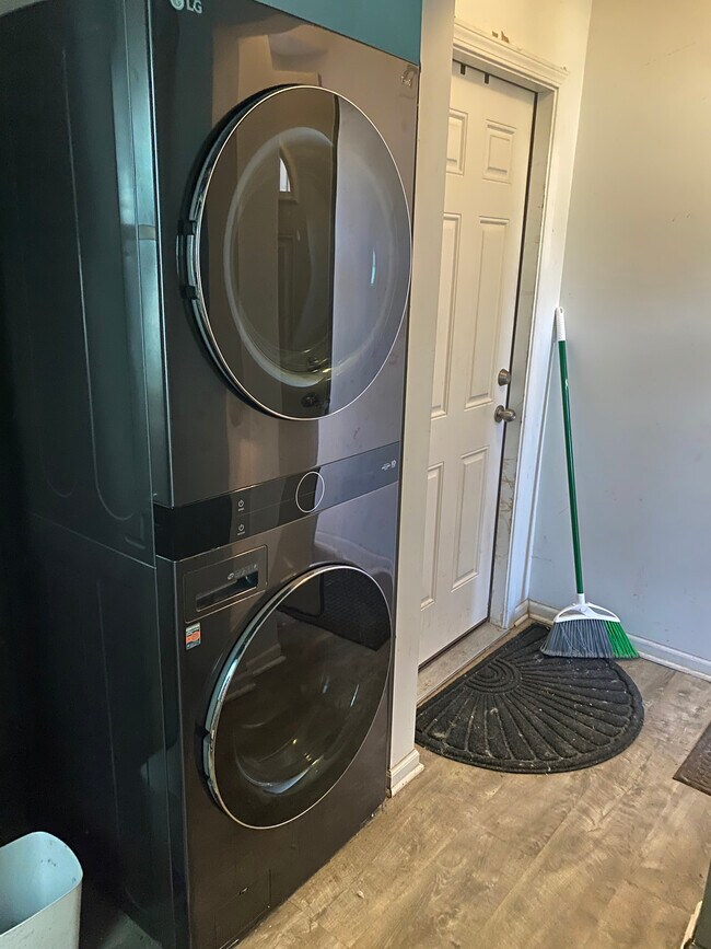 Free laundry - 2824 N Avers Ave