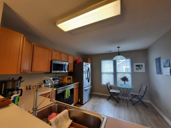 Fully furnished kitchen - 4303 Wood Duck Way