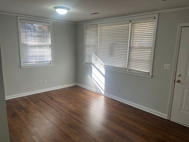 Foto del edificio - Available now. FULLY RENOVATED 2BR/1 BA Ho...