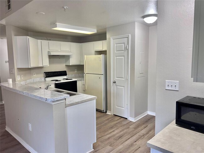 Building Photo - 2025 Erving Cir