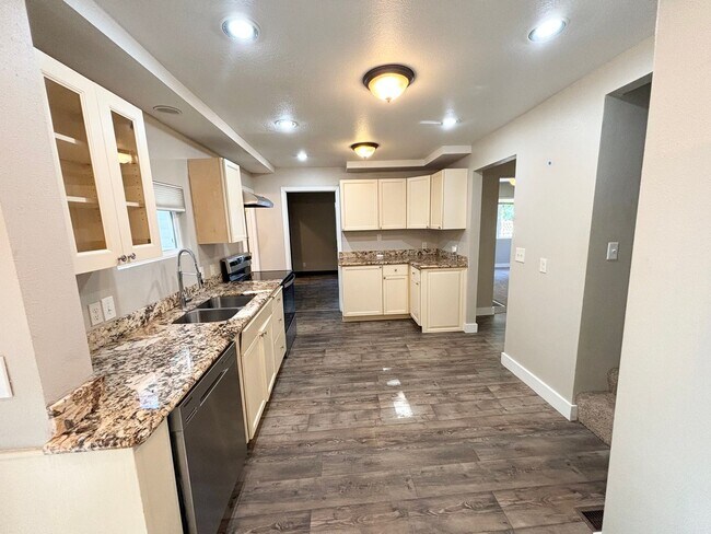 Foto del edificio - Fully renovated Dutch Colonial w/ privacy ...