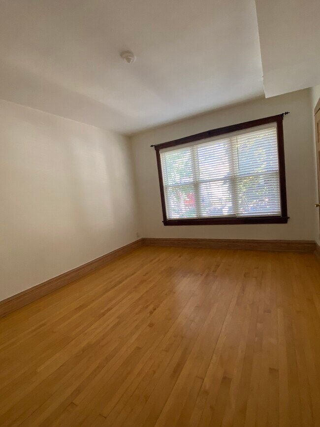 Foto del edificio - 3653 W Oakdale Ave