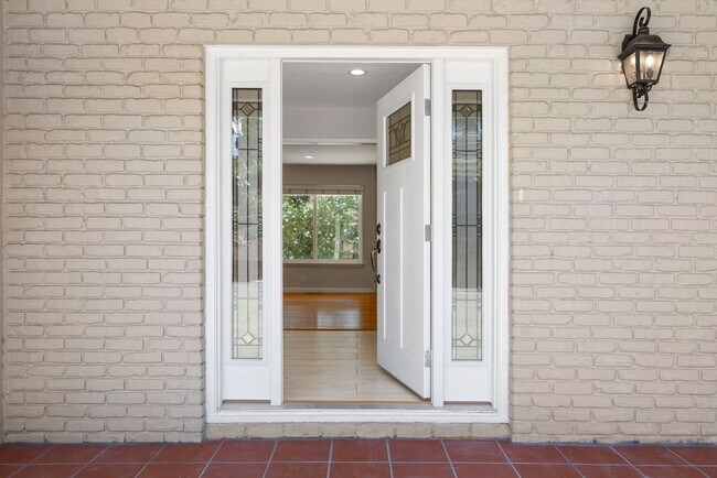 Building Photo - Spacious Menlo Park Retreat with 6 Bedroom...