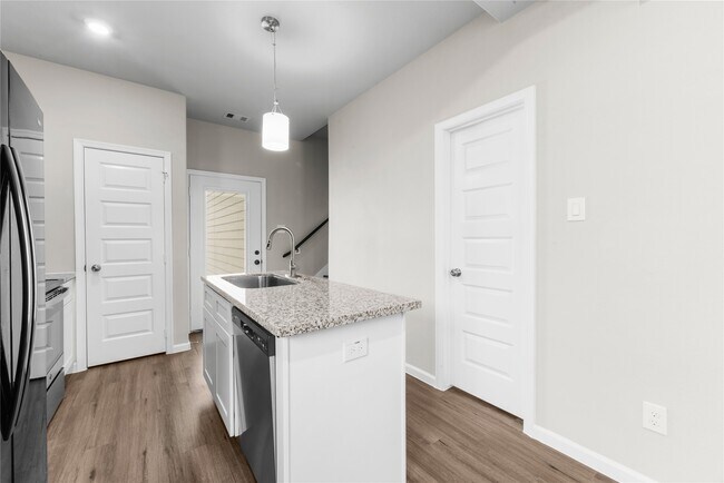 Foto del edificio - 8161 Tate St