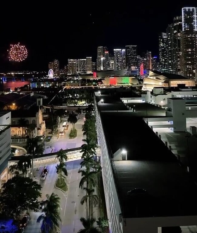 Building Photo - 1750 N Bayshore Dr