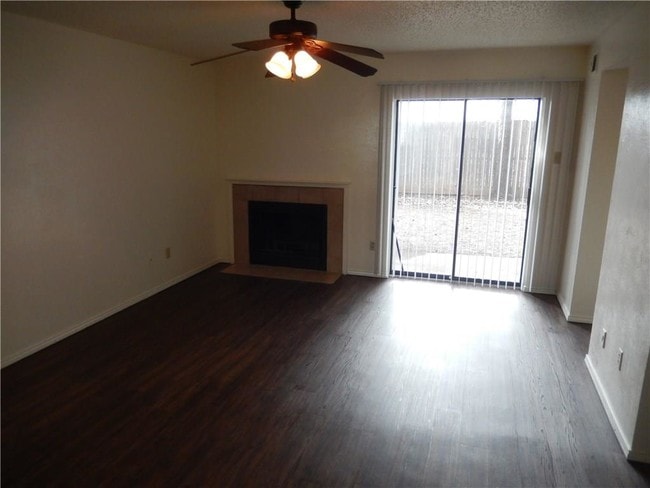 Building Photo - 1607 Sunset Village Dr