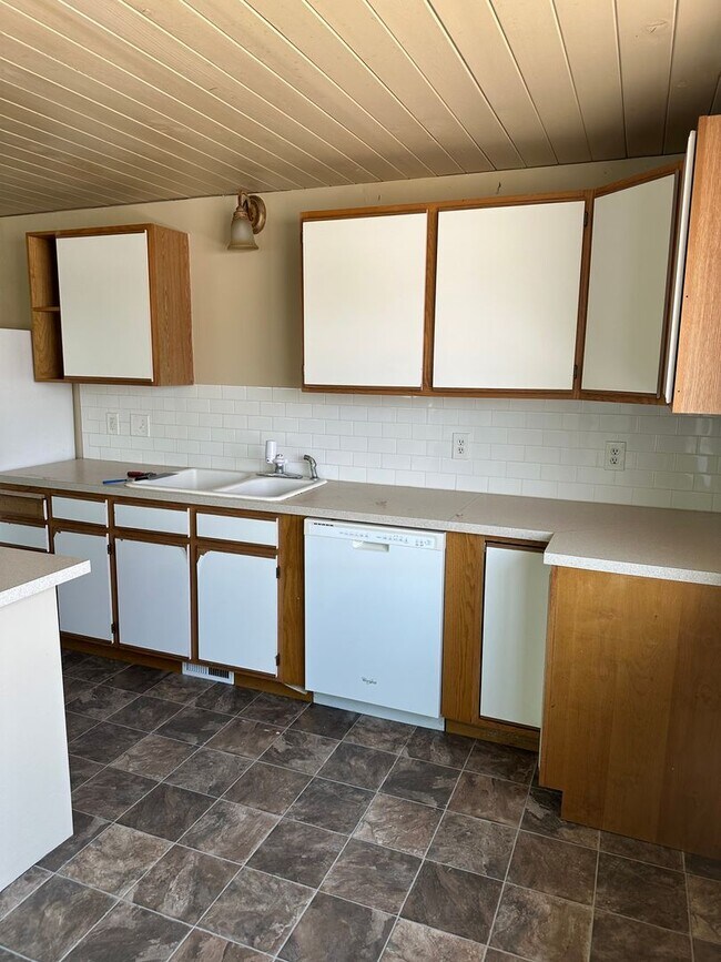 Building Photo - HALF OFF FIRST FULL MONTH'S RENT!