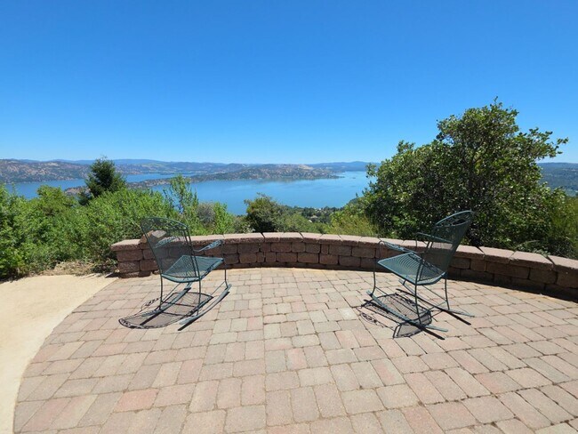Foto del edificio - Stunning Lake Views in Riviera West