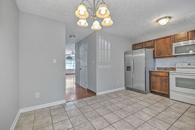 Building Photo - 198 Amanda Ln #2, Bristol, TN 37620