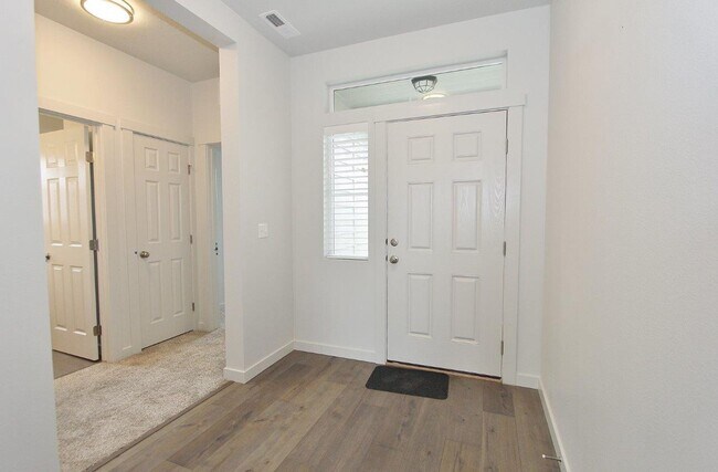 Foto del edificio - Stunning Single-Level w/Upper Bonus Room Home