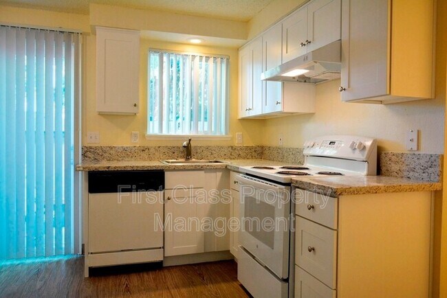 Building Photo - 1673 Dollar St