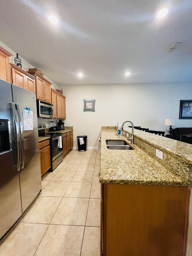 Building Photo - 4 bed 3 bath FULLY FURNISHED in Beautiful ...