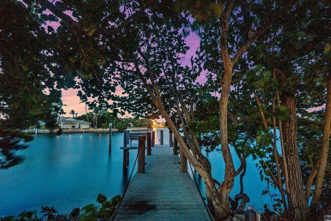 Foto del edificio - 1620 Lands End Rd