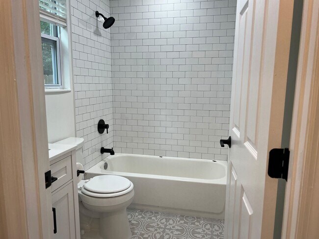 Building Photo - 635 Madeore St